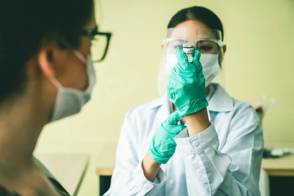 Une jeune femme consulte un médecin habile à l'hôpital pour se faire vacciner — Photo