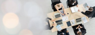 İş adamları grup toplantısı daha geniş açıdan çekildi