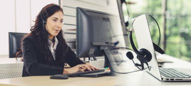 Ofiste çalışan, kulaklık takan iş adamları daha geniş görüşlü.