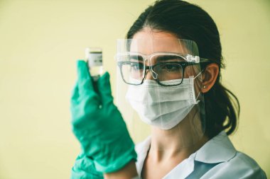 Yetenekli doktor aşıyı enjeksiyondan önce yeterince hazırlayın.
