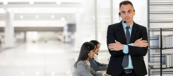 Gli uomini d'affari che indossano cuffie che lavorano in ufficio ampliano la vista — Foto Stock