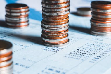 Biriktirmek için hazine mevduat hesabına yığılmış altın paralar.