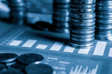 Biriktirmek için hazine mevduat hesabına yığılmış altın paralar.