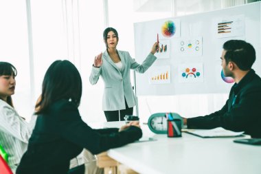 İş adamları daire içinde otururken iş projesini ustaca tartışıyor