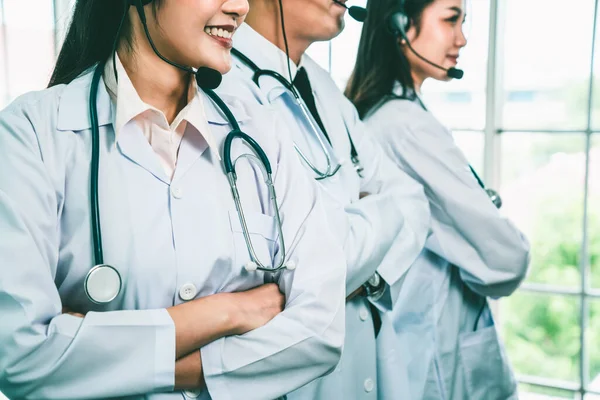 Équipe de médecins portant un casque parlant activement lors d'un appel vidéo à la clinique de l'hôpital — Photo