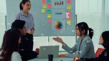 Şirket personeli toplantısındaki iş adamları imrendirici grafikle