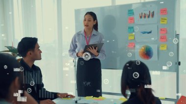 Şirket personeli toplantısındaki iş adamları imrendirici grafikle