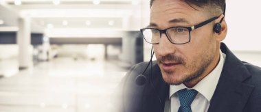 Ofiste çalışan, kulaklık takan iş adamları daha geniş görüşlü.