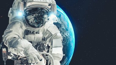 Astronot uzay yürüyüşü yaparken uzay uçuşları görevinde çalışıyor.