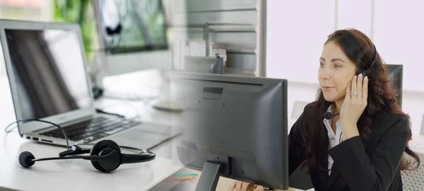 Geschäftsleute mit Headset im Büro erweitern den Blick — Stockfoto