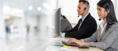 Ofiste çalışan, kulaklık takan iş adamları daha geniş görüşlü.