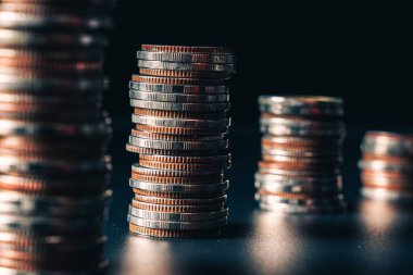 Biriktirmek için hazine mevduat hesabına yığılmış altın paralar.