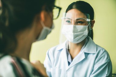 Genç bayan, aşı için yetenekli doktoru hastanede ziyaret ediyor.
