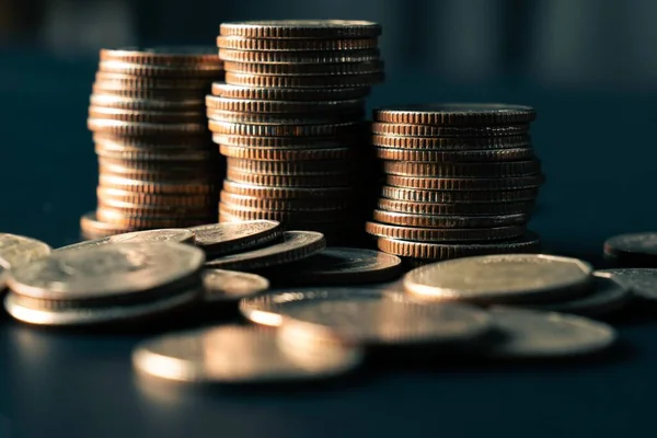 Biriktirmek için hazine mevduat hesabına yığılmış altın paralar.