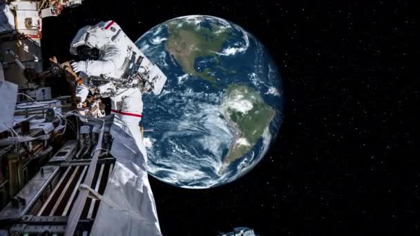 Astronauta astronauta fare passeggiata spaziale mentre si lavora per la missione di volo spaziale — Video Stock