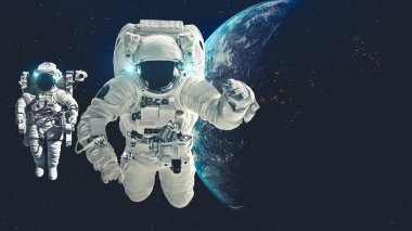 Astronot uzay yürüyüşü yaparken uzay uçuşları görevinde çalışıyor.