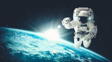 Astronot uzay yürüyüşü yaparken uzay uçuşları görevinde çalışıyor.