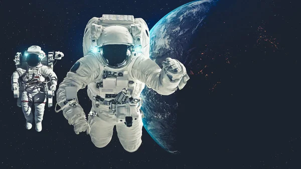 Astronot uzay yürüyüşü yaparken uzay uçuşları görevinde çalışıyor.