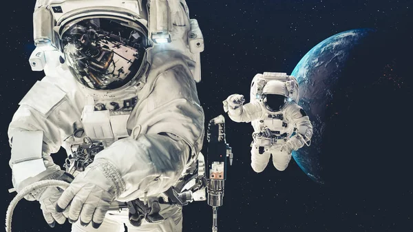 Astronot uzay yürüyüşü yaparken uzay uçuşları görevinde çalışıyor.