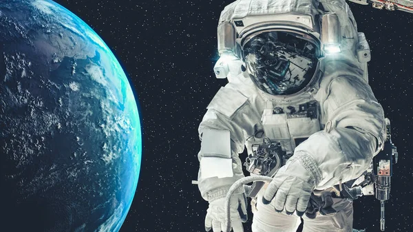Astronauta astronauta fare passeggiata spaziale mentre si lavora per la missione di volo spaziale — Foto Stock