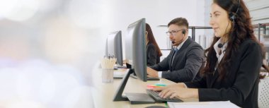 Ofiste çalışan, kulaklık takan iş adamları daha geniş görüşlü.