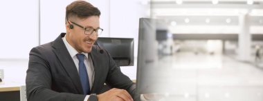 Ofiste çalışan, kulaklık takan iş adamları daha geniş görüşlü.