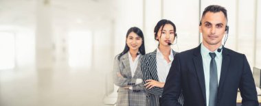 Ofiste çalışan, kulaklık takan iş adamları daha geniş görüşlü.