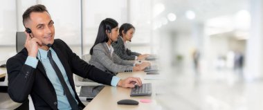 Ofiste çalışan, kulaklık takan iş adamları daha geniş görüşlü.