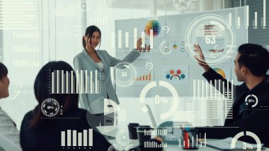 Şirket personeli toplantısındaki iş adamları imrendirici grafikle