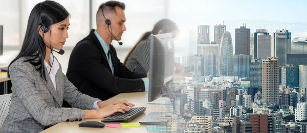 Gente de negocios con auriculares trabajando en la oficina ampliar vista —  Fotos de Stock