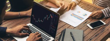 Dahiyane bilgisayar yazılımının borsa veri tablosu analizi