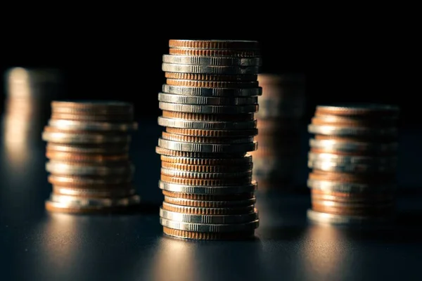 Stos złotych monet stos pieniężny w skarbcu skarbowym oszczędności konta bankowego — Zdjęcie stockowe
