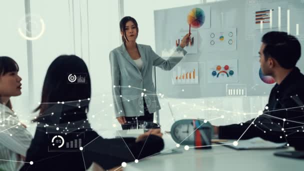 Empresários em reunião de pessoal corporativo com gráfico envisional — Vídeo de Stock