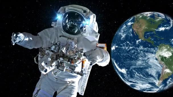 Astronauta astronauta hacer caminata espacial mientras trabaja para la misión de vuelos espaciales — Vídeo de stock