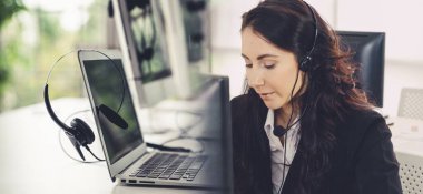 Ofiste çalışan, kulaklık takan iş adamları daha geniş görüşlü.