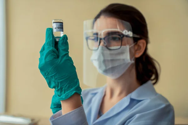 Skillful doctor prepare vaccine proficiently before injection — Stock Photo, Image