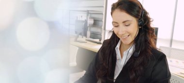 Ofiste çalışan, kulaklık takan iş adamları daha geniş görüşlü.