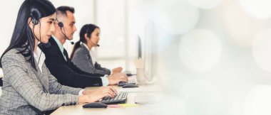 Ofiste çalışan, kulaklık takan iş adamları daha geniş görüşlü.