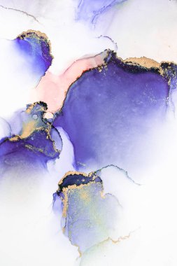 Kağıt üzerinde mermer sıvı mürekkep resminin mor altın soyut arkaplanı .