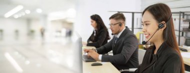 Ofiste çalışan, kulaklık takan iş adamları daha geniş görüşlü.