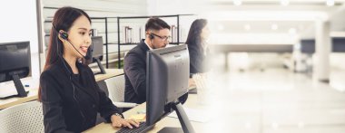 Ofiste çalışan, kulaklık takan iş adamları daha geniş görüşlü.