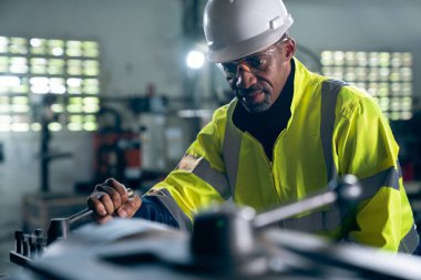 Fabrika işçisi veya mühendisi usta imalat atölyesinde makine işi yapıyor