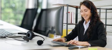 Ofiste çalışan, kulaklık takan iş adamları daha geniş görüşlü.