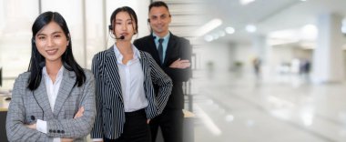 Ofiste çalışan, kulaklık takan iş adamları daha geniş görüşlü.