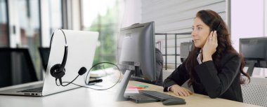 Ofiste çalışan, kulaklık takan iş adamları daha geniş görüşlü.