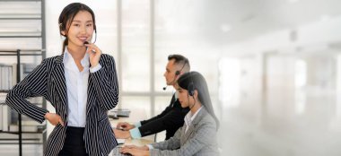 Ofiste çalışan, kulaklık takan iş adamları daha geniş görüşlü.