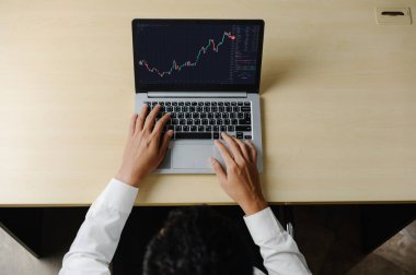 Dahiyane bilgisayar yazılımının borsa veri tablosu analizi