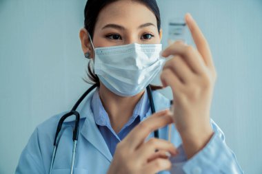 Yetenekli doktor aşıyı enjeksiyondan önce yeterince hazırlayın.