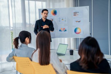 İş adamları daire içinde otururken iş projesini ustaca tartışıyor