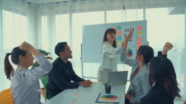 Şirket personeli toplantısındaki iş adamları imrendirici grafikle